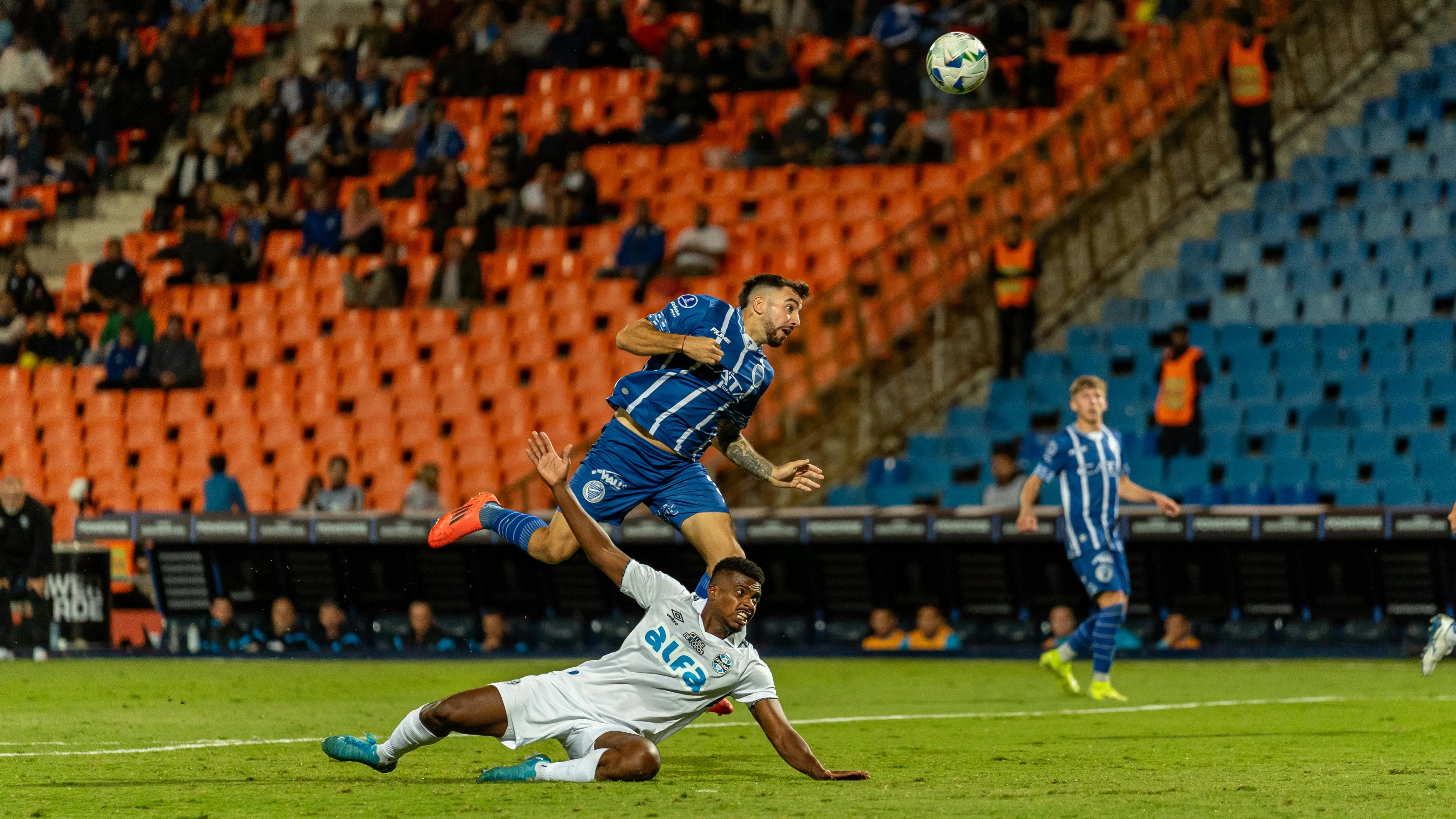 足球比赛精彩射门瞬间